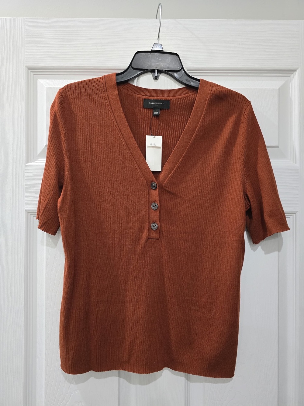Banana Republic Rust Ribbed V-Neck Button Tee Size L